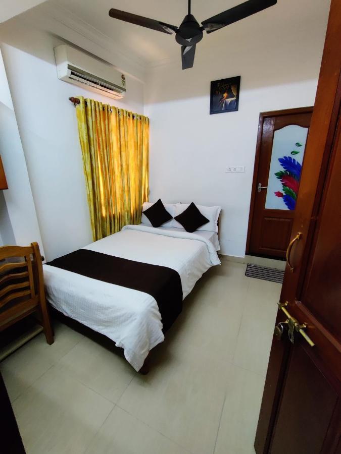 Thayamkery's Royal Inn Kochi Bagian luar foto