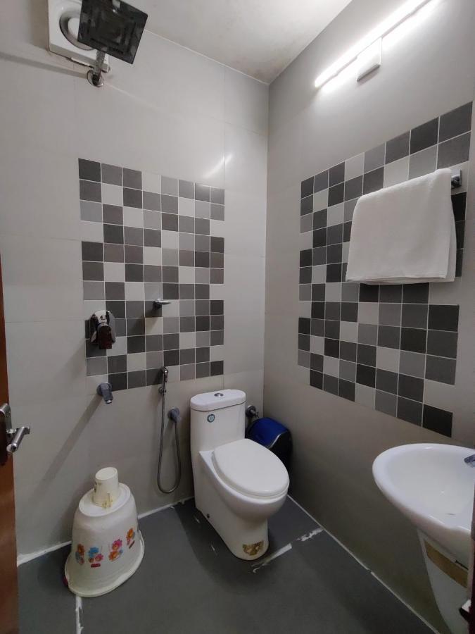 Thayamkery's Royal Inn Kochi Bagian luar foto