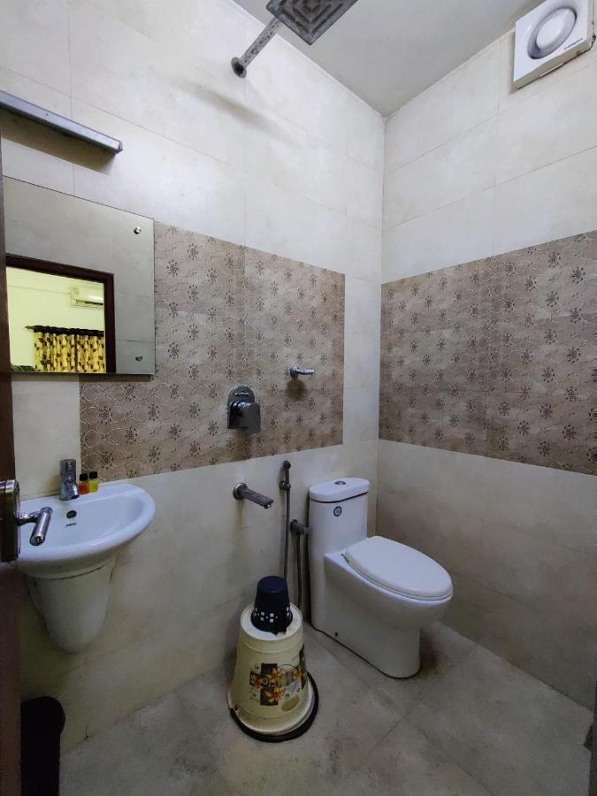 Thayamkery's Royal Inn Kochi Bagian luar foto