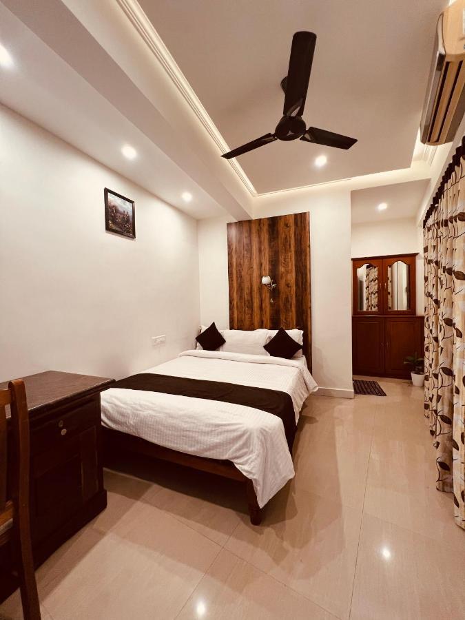 Thayamkery's Royal Inn Kochi Bagian luar foto