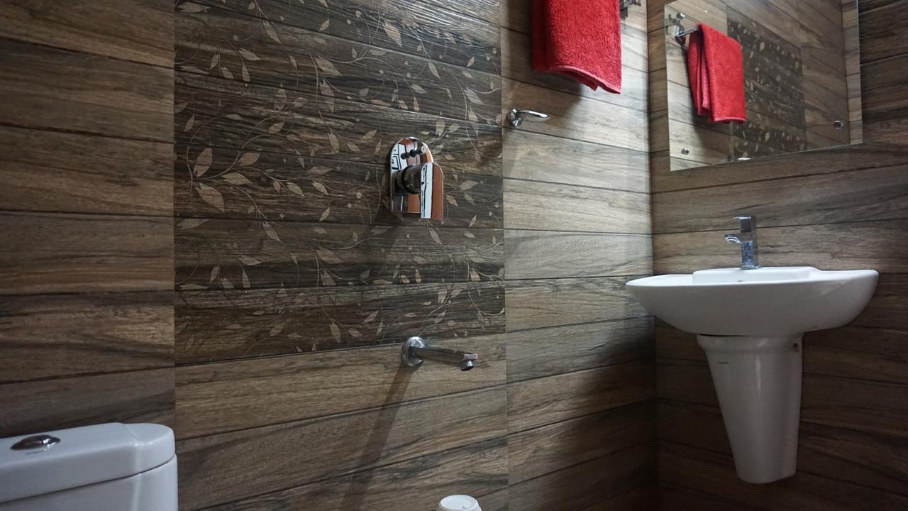 Thayamkery's Royal Inn Kochi Bagian luar foto