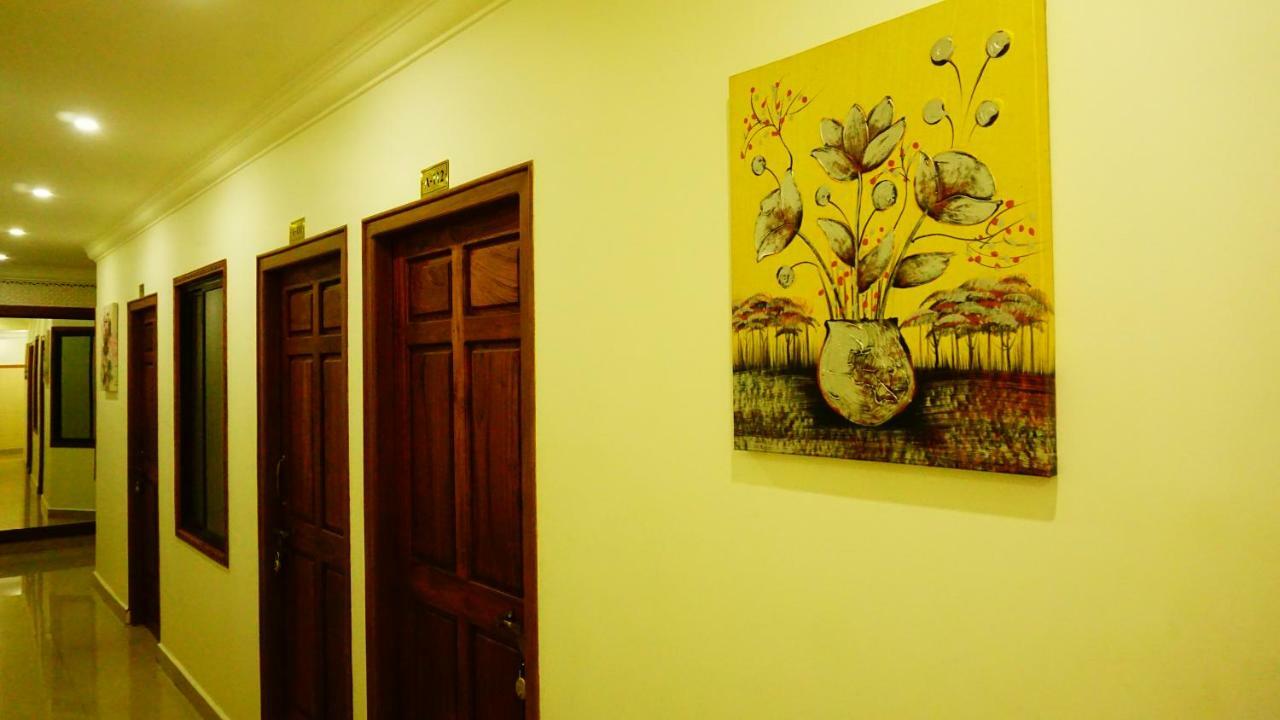 Thayamkery's Royal Inn Kochi Bagian luar foto