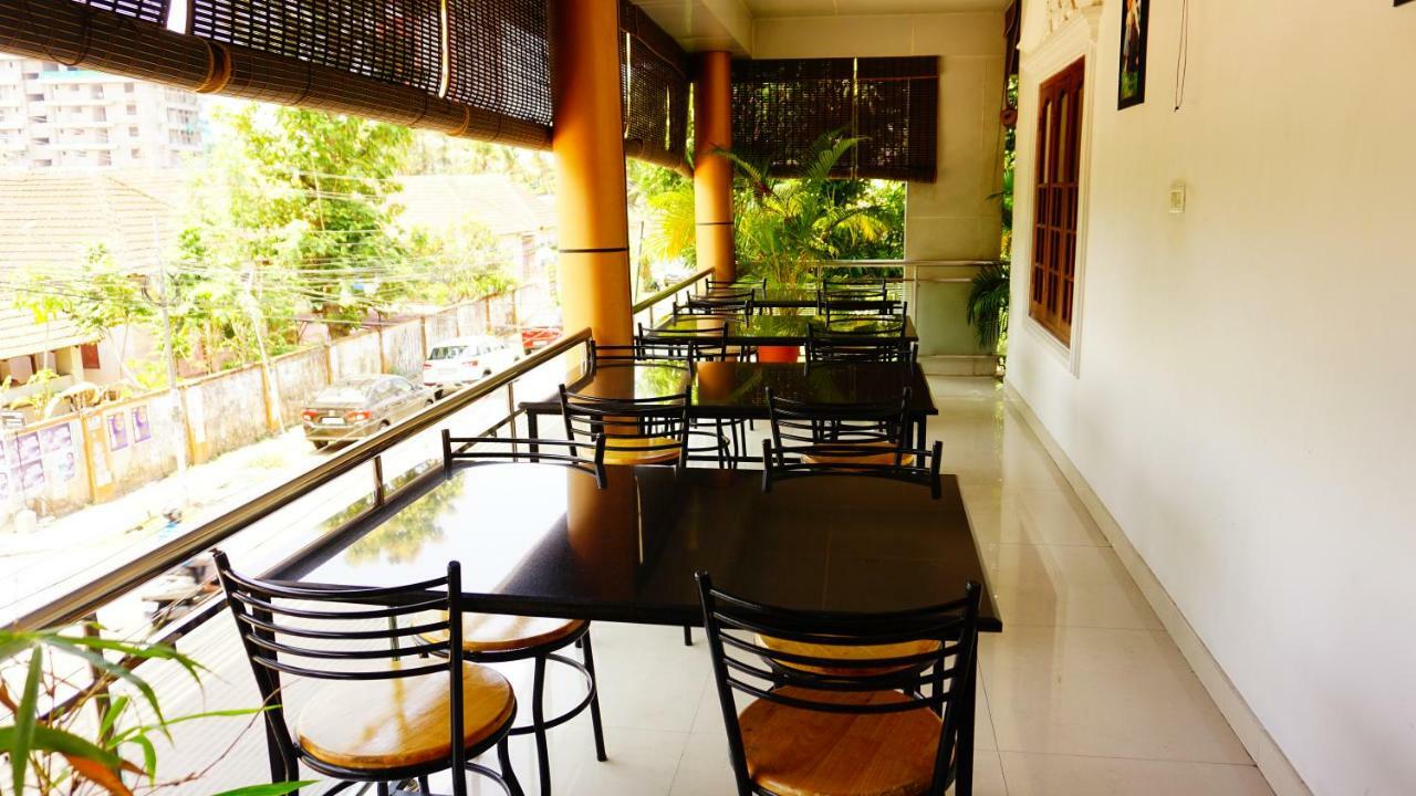 Thayamkery's Royal Inn Kochi Bagian luar foto