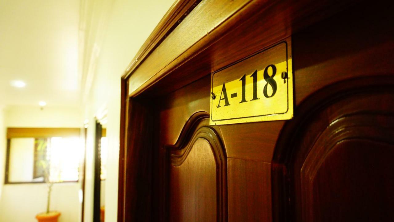 Thayamkery's Royal Inn Kochi Bagian luar foto