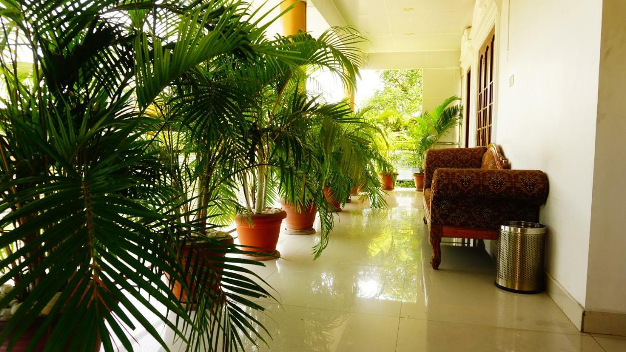 Thayamkery's Royal Inn Kochi Bagian luar foto